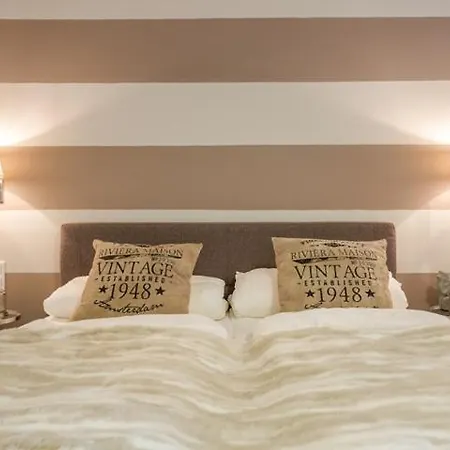 Wes2 17 New Port Apartmán *